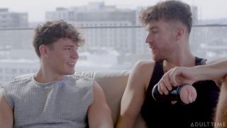 Carter Collins e Oliver Marks infilano il cazzo in una Fleshlight